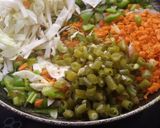 चिकन शेजवान फ्राइड राइस (chicken Schezwan fried rice recipe in marathi) रेसिपी स्टेप 3 फोटो 