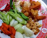 รูปขั้นตอนการทำที่ 1 ของ กุ้งผัดเม็ดมะม่วง