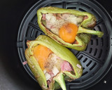 Foto del paso 2 de la receta: Pimiento verde con jamón, queso y huevo en Air fryer