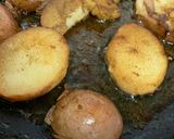 Foto del paso 1 de la receta: Longanizas encebolladas con papas