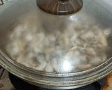 Foto langkah ke 4 dari resep Tumis ayam jamur.