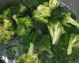Foto del paso 2 de la receta: Crema de brócoli y espinacas