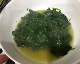 Foto del paso 2 de la receta: Lenguado a la plancha con guarnición de tomate espinacas y aderezo de VIDALIM