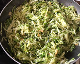 Foto del paso 3 de la receta: Espaguetis de calabacín al ajillo picante • Plato saludable y vegano