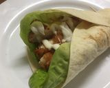 Gambar langkah 6 resipi Tortilla Bawang Putih bersama Ayam / Chicken Garlic Wrap.