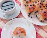 Gambar langkah 4 resipi Sourdough Chocolate Chip Buns.