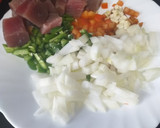 Foto del paso 1 de la receta: Atún fresco encebollado con patatas a lo pobre