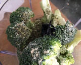Foto del paso 1 de la receta: Pizza calabacín y salmón con base de brócoli en sartén