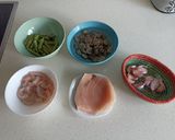 Foto del paso 1 de la receta: Pez espada con gambas, almejas y espárragos