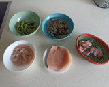 Foto del paso 1 de la receta: Pez espada con gambas, almejas y espárragos