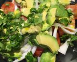 Foto del paso 2 de la receta: Ensalada de tomate aguacate y cilantro