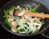 Foto del paso 1 de la receta: Fideos de Arroz con Toque "Sichuan" 🍜🥢🥕🍄🧅🫑