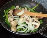 Foto del paso 1 de la receta: Fideos de Arroz con Toque "Sichuan" 🍜🥢🥕🍄🧅🫑