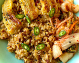 Foto del paso 7 de la receta: Arroz frito con puerro y bacon, con kimchi y plátano