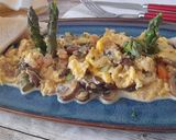Foto del paso 7 de la receta Revuelto de espárragos, setas y langostinos
