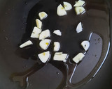 Foto del paso 2 de la receta: Huevos fritos con gulas y gambas