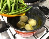 Foto del paso 1 de la receta Judías verdes hervidas con patatas y rollitos de solomillo con lámina de calabacín y queso