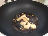 口感兼具綿密與酥脆的-堅果炒蜂蜜山藥