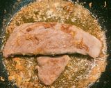 Pizzatésztába tekert szűzérme, baconos-gombás-hagymás-sajtos ágyon recept fázis 2 fotója