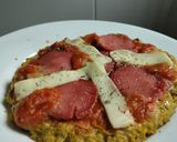 Foto del paso 9 de la receta: "Pizza" con base de coliflor al sartén de salchicha, queso y tomate🧀🍅🥫🍕