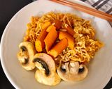 Hình bước làm 4 của món Mì Khô Trộn Cà Ri Nấm Xúc Xích Chay