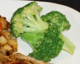 Foto del paso 4 de la receta: Chuletas de chancho al orégano con papas salteadas y brócoli