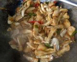 Foto langkah ke 4 dari resep Tumis jamur merang.