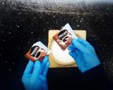 صورة لخطوة 3 من وصفة طاجن كيكة🍞بالنسكافيه والشيكولاتة السايحة🍫😋
