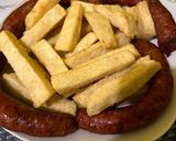 Une image de l'étape 5 de Igname frit accompagné de saucisse.