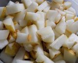 Foto del paso 2 de la receta: Bizcochuelo (de cajita) con peras