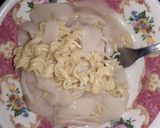Foto langkah ke 2 dari resep Seblak Bandung (Kerupuk, Mie & Telor).
