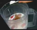 स्ट्रॉबेरी मिल्कशेक- Strawberry Milkshake recipe in Hindi ) रेसिपी चरण 3 फोटो