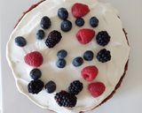 Foto del passaggio 11 della ricetta Naked cake cioccolato, panna e frutti di bosco