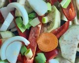 Foto del paso 2 de la receta: Mix Saludable de Verduras al Horno 🍆🫑🥔🥕
