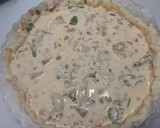 Foto del paso 2 de la receta: Quiche de bacalao con cebolla confitada y piñones