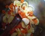 Foto del paso 3 de la receta: Niños envueltos con cebolla y zanahorias relleno de jamón y queso