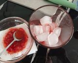 Foto langkah ke 3 dari resep Fresh Strawberry Honey Soda.