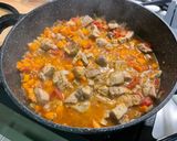 Une image de l'étape 16 de Sauté de porc aux champignons, carottes et tomates.