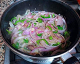 Foto del paso 5 de la receta: Pollo estofado al curry japonés casero con cebollitas dulces
