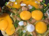 Huevo con tocino y espárragos