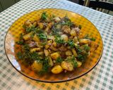 Une image de l'étape 11 de Pommes de terre sautées aux pickles, ail noir et persil.