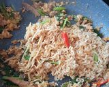 รูปขั้นตอนการทำที่ 3 ของ บะหมี่กึ่งผัดคะน้าปลากระป๋องไข่