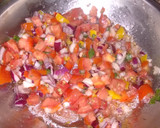 Foto del paso 1 de la receta: Salsa criolla colorida