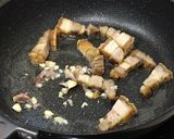 รูปขั้นตอนการทำที่ 3 ของ ผัดผักบุ้งหมูกรอบ