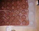 Foto del paso 1 de la receta: Bombones de chocolate "Día de Muertos" 💀 🍫