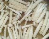 Hình bước làm 4 của món Tôm xào súp lơ và nấm