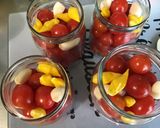 Une image de l'étape 5 de Tomates cerises à l'huile d'olive, ail, piments, thym et romarin.