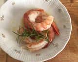 Foto del passaggio 3 della ricetta Gamberi con crema di pesca, avocado e insalatina