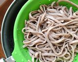 Hình bước làm 2 của món Mì Soba Súp Dashi Thịt Heo Nấm Đông Cô