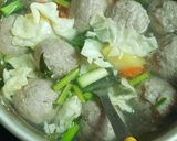 Foto langkah ke 3 dari resep Sup Bola Bola Daging.